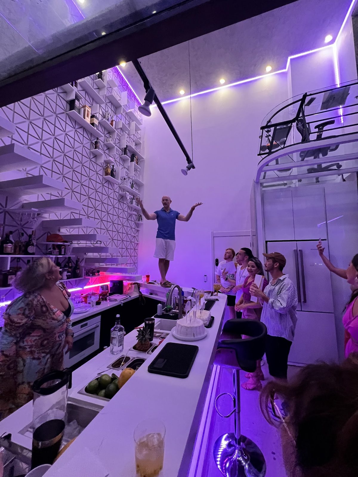 The staircase bar, full house